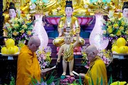 Nhị vị Hòa thượng tác pháp đối thú An cư kiết hạ hàng Thượng tọa