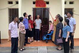 Tháo băng khánh thành nhà mới 