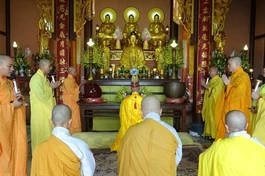 Chư tôn đức thực hiện các pháp sự tại chánh điện chùa Hương Sơn