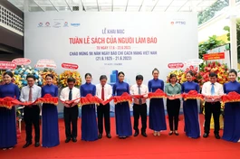 Cắt băng khai mạc Tuần lễ sách của người làm báo - Ảnh: BTC