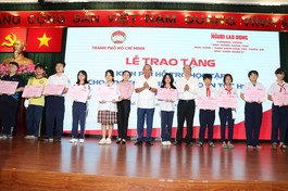  Chương trình tặng kinh phí hỗ trợ học tập cho học sinh, sinh viên dân tộc Hoa khó khăn - Ảnh: MTTP