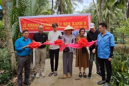 Đoàn cắt băng khánh thành, bàn giao cầu nông thôn cho bà con địa phương
