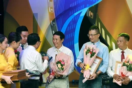 Nhà báo Trần Thế Phong, Báo Giác Ngộ nhận giải về phóng sự ảnh, tại Đài truyền hình TP.HCM, sáng 21-6