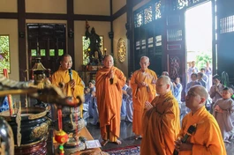 Đoàn chư Tăng, Phật tử chùa Phước Duyên, Quảng Minh cúng dường các trường hạ trong tỉnh