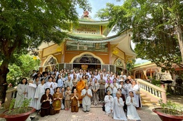 Đoàn tịnh xá Trung Tâm chụp ảnh lưu niệm tại tịnh xá Ngọc Thạnh, tỉnh Bà Rịa - Vũng Tàu