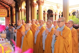  Ni trưởng Thích nữ Tịnh Nghiêm cùng chư Ni tác bạch cúng dường chư Tăng tại trường hạ chùa Vĩnh Tràng