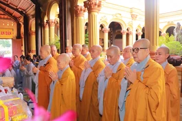  Ni trưởng Thích nữ Tịnh Nghiêm cùng chư Ni tác bạch cúng dường chư Tăng tại trường hạ chùa Vĩnh Tràng