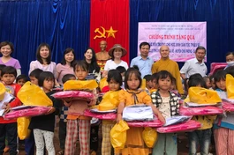 Đoàn trao quà đến học sinh tại Trường Tiểu học Lý Thường Kiệt 