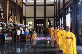 Chư tôn đức kinh hành niệm Phật tại khóa huân tu trong mùa An cư kiết hạ