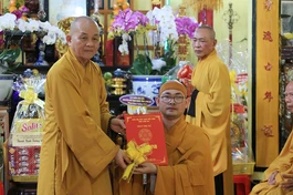 Hòa thượng Thích Minh Thiện trao quyết định bổ nhiệm trụ trì chùa Thiên Long đến Đại đức Thích Giác Đức