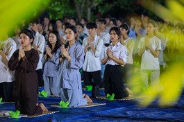 Học sinh tham gia lễ cầu nguyện trước kỳ thi