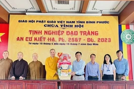 Ông Phạm Quang Hà, Trưởng ban Tôn giáo tỉnh tặng quà chúc mừng chư Tăng đang an cư tại chùa Tỉnh Hội