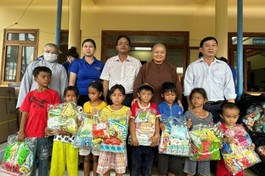 Ban Từ thiện xã hội Phật giáo H.Tánh Linh tặng quà đến các em học sinh trên địa bàn huyện.