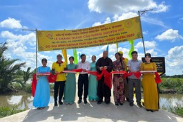 Cắt băng khánh thành cầu Tường Nguyên 477 tại ấp Giữa, xã Kim Hòa