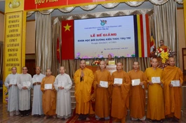 Trao Giấy chứng nhận tham dự khóa bồi dưỡng do Ban Trị sự tỉnh tổ chức