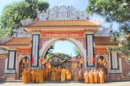 Chư tôn đức Ban Trị sự tỉnh chụp ảnh lưu niệm tại trường hạ tổ đình Long Thiền