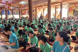 Khóa tu "Con về quy y kính Phật" lần 1 với khoảng 300 thanh thiếu niên Phật tử
