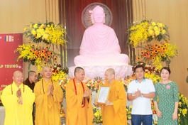 Thượng tọa Thích Minh Trí trao Giấy Chứng nhận điểm sinh hoạt tôn giáo tập trung Phước Quang đến Thượng tọa Thích Chân Quang