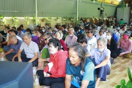 Ban Từ thiện thiền viện Vạn Hạnh tổ chức trao quà đến 110 người mù tại H.Dầu Tiếng