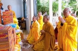 Thượng tọa Thích Nhuận Thông tác bạch cúng dường tại trường hạ tòng lâm Vạn Thiện