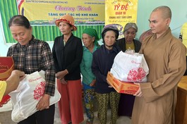 Ban Trị sự GHPHVN H.Krông Nô trao quà đến những gia đình khó khăn xã Đắk Nang, H.Krông Nô