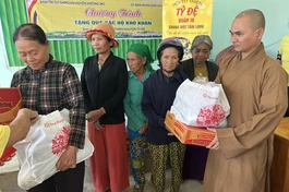 Ban Trị sự GHPHVN H.Krông Nô trao quà đến những gia đình khó khăn xã Đắk Nang, H.Krông Nô