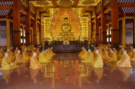 Mỗi kỳ Bố-tát, thính giới để nhắc nhở nhau về giới pháp của hành giả xuất gia