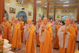 Chư Ni đoàn Ni viện Vạn Hạnh tác bạch cúng dường trường hạ chùa Vạn Đức