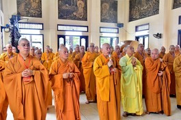 Chư tôn đức Tăng Q.10 vân tập Bố-tát, thính giới chung tại chùa Hưng Long- Ảnh: Ban TT-TT Phật giáo Q.10