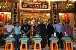 Thượng tọa Thích Lệ Quang trao quà đến những gia đình người Chăm trên địa bàn phường 4