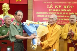 Giám đốc Công an tỉnh tặng hoa chúc mừng đến Hòa thượng Thích Huệ Trí