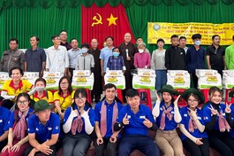 Hội Từ thiện chùa Tường Nguyên, Ban Trị sự tỉnh Long An trao quà đến bà con khó khăn tại H.Mộc Hóa