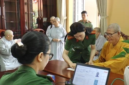 Hòa thượng Thích Châu Quang, Ủy viên Hội đồng Trị sự, Trưởng ban Trị sự GHPGVN tỉnh được hỗ trợ thực hiện các bước đăng ký, kích hoạt Căn cước công dân điện tử