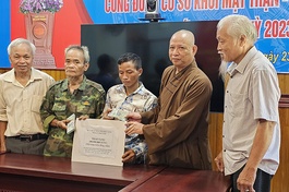 Hòa thượng Thích Phước Minh trao hỗ trợ đến hai gia đình gặp hỏa hoạn tại xã Trà Cang