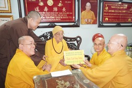 Chư tôn đức Ban Thường trực Ban Trị sự GHPGVN TP.HCM vấn an sức khỏe và cúng dường đến Đại lão Hòa thượng Thích Hiển Tu tại chùa Xá Lợi