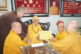Chư tôn đức Ban Thường trực Ban Trị sự GHPGVN TP.HCM vấn an sức khỏe và cúng dường đến Đại lão Hòa thượng Thích Hiển Tu tại chùa Xá Lợi