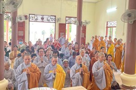 Chư Ni, Phật tử chùa Giác Tâm cúng dường trường hạ