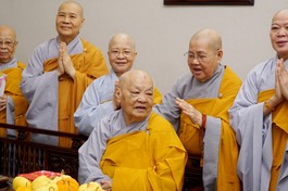 Chư tôn đức Ni vấn an, thăm hỏi Ni trưởng Thích nữ Tịnh Nguyện tại chùa Phước Hải