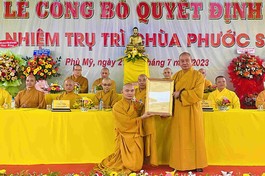 Hòa thượng Thích Chúc Thọ trao quyết định bổ nhiệm trụ trì chùa Phước Sơn đến Đại đức Thích Hữu Nhã