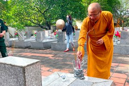 Thượng tọa Thích Đạo Hiển thắp hương tại các phần mộ liệt sĩ tại Nghĩa trang Việt Hưng, TP.Hạ Long
