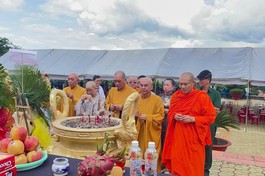 Chư tôn đức Tăng Ni Ban Trị sự GHPGVN tỉnh niêm hương tưởng niệm các anh hùng liệt sĩ