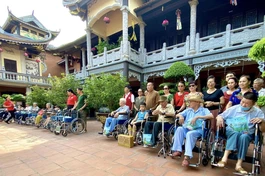 Thượng tọa Thích Giác Vũ và các Phật tử trao tặng 15 xe lăn 