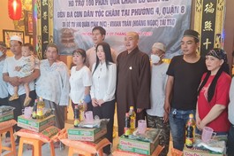 Các đơn vị đã trao 100 phần quà đến hộ người Chăm khó khăn tại P.4, Q.8