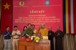 Thượng tọa Thích Giác Nghi cùng Đại tá Bùi Xuân Khởi đã thực hiện nghi thức ký kết văn bản