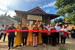 Cắt băng khánh thành bàn giao nhà tình nghĩa cho hộ nghèo