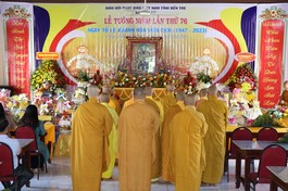 Chư tôn đức thành kính niêm hương tưởng niệm Giác linh Tổ sư Hòa thượng Lê Khánh Hòa