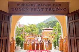 Giới tử Tỳ-kheo-ni được Hội đồng thập sư Ni hướng dẫn đến giới trường Tăng cầu Chánh pháp Đại Tăng để chính thức trở thành tân Tỳ-kheo-ni