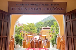 Giới tử Tỳ-kheo-ni được Hội đồng thập sư Ni hướng dẫn đến giới trường Tăng cầu Chánh pháp Đại Tăng để chính thức trở thành tân Tỳ-kheo-ni