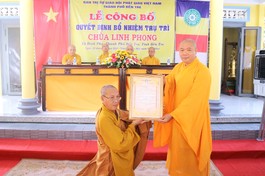 Thượng tọa Thích Trí Thọ trao quyết định bổ nhiệm chùa Linh Phong đến Đại đức Thích Lệ Minh
