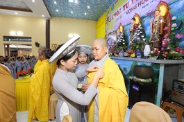 Cài hoa hồng vàng mừng Đại lễ Vu lan